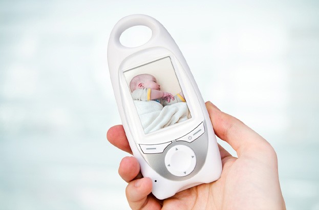 Un monitor para bebés controlado remotamente reproduce música misteriosa