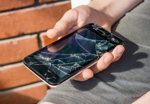 Hackers can control damaged phones using replacement screens