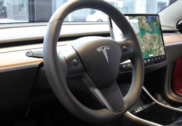 Deux hackers éthiques piratent une voiture Tesla et la gardent