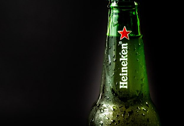 “Fique em casa com quatro barris de cerveja Heineken grátis”: golpe circula por apps de mensagens