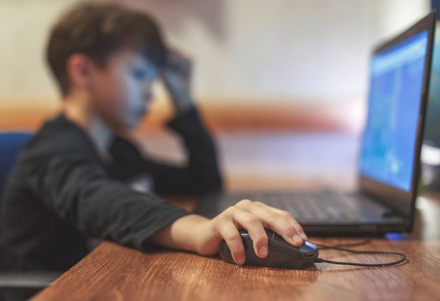 Os 10 principais riscos na Internet para crianças e adolescentes