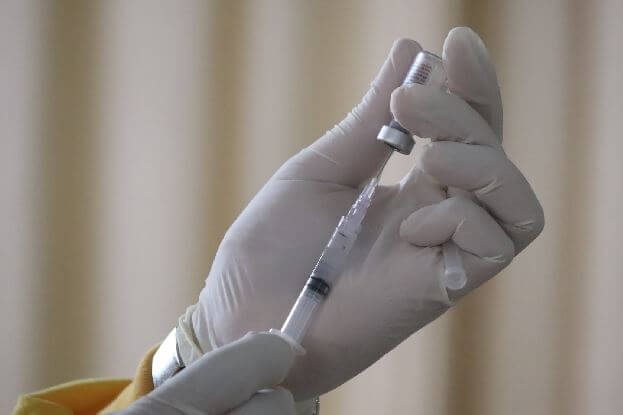 Autoridades sanitarias en 40 países son blanco de estafas relacionadas con la vacuna