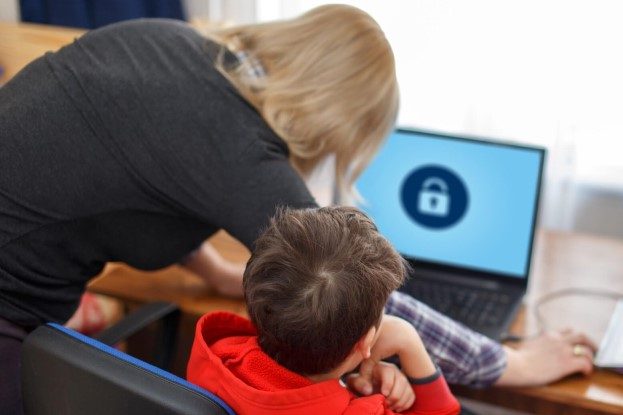 10 principales amenazas que enfrentan niños y adolescentes en Internet